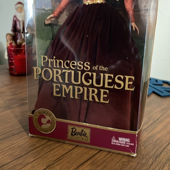 Portuguese Princess Barbie - Picture 3 of 10